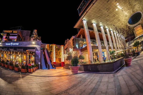 TIMISOARA, ROMANIA - 29 EPTEMBER 2019: Şehirde bir şehir olan Iulius Town 'un gece manzarası, iş binaları, dükkanlar, sinemalar, restoranlar ve dinlenmek için büyük yeşil alanlar birleştiren yeni konsept.