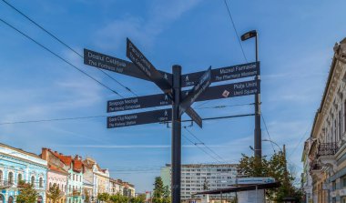 CLUJ-NAPOCA, TRANSYLVANIA, ROMANIA - 20 Eylül 2020: Cluj-Napoca 'da ziyaret edilecek ünlü sitelerin yönünü gösteren sokak işaretleri.