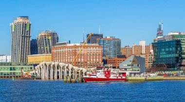 NEW YORK, MANHATTAN, ABD - 9 Mart 2020: Manhattan, New York, ABD 'deki gökdelenleri öğleden sonra ışıklarıyla Hudson Nehri' nden görmek.