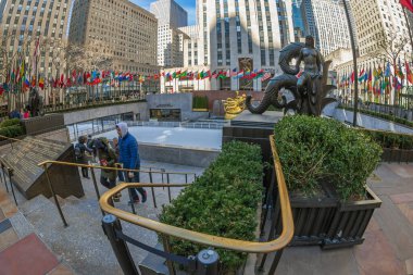 NEW YORK, ABD - 7 Mart 2020: Rockefeller Plaza 'da buz pateni pisti, Prometheus ve diğer heykeller. Rockefeller Center, Manhattan 'ın merkezinde 19 ticari binadan oluşan büyük bir kompleks..