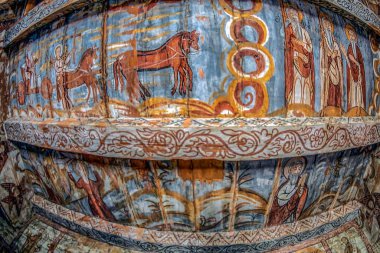 IEUD Anlaşması, MARAMURES, ROMANIA - 19 Eylül 2020: Ahşap kilisenin içi, Tanrı 'nın Annesi' nin Doğuşu, 17. yüzyıldan kalma. 1999 'dan beri UNESCO kelime mirasına dahil.