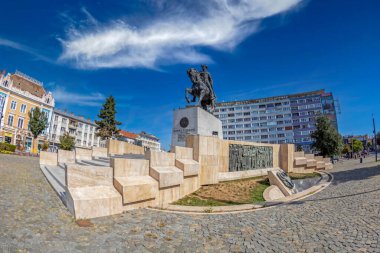 CLUJ-NAPOCA, ROMANIA - SEPTEMBER 20, 2020: Kral Mihai Viteazul 'un (Cesur Michael) meydanda aynı isimle dikildiği bronz heykel.