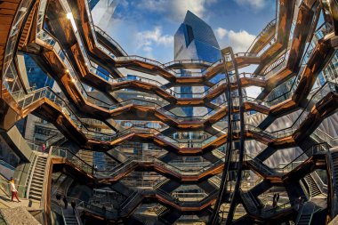 New York, ABD - 8 Mart 2020: The Vessel, mimar Thomas Heatherwick tarafından Manhattan 'da Hudson Yards Staircase olarak da bilinen proje. Öğleden sonra ışığı.