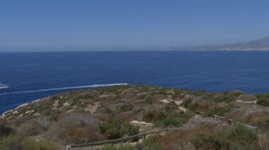 BENIDORM, İspanya - 16 Ağustos 2020: Benidorm Adası 'ndan şehrin kıyı şeridi ve gökdelenlerinin görüntüsü. Şehir İspanya 'nın Manhattan' ı olarak kabul edilir..