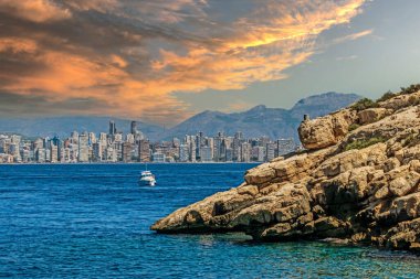 BENIDORM, SPAIN - 16 Ağustos 2020: Benidorm Adası 'ndan şehrin kıyı şeridi ve gökdelenlerinin görüntüsü. Şehir İspanya 'nın Manhattan' ı olarak kabul edilir..
