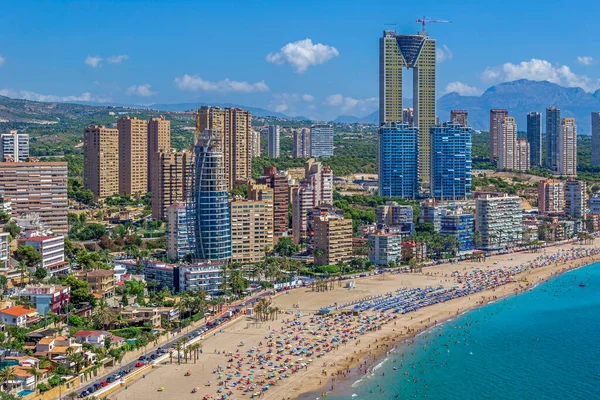 BENIDORM, İspanya - 14 Ağustos 2020: Poniente Sahili ile Finestrat Sahili arasında yer alan Tossal de la Cala 'dan şehrin gökdelenlerinin manzarası. Şehir İspanya 'nın Manhattan' ı olarak kabul edilir..