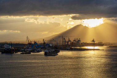 23 Mart 2021 'de Vezüv Dağı' nda gün doğumu Napoli Körfezi, Tyrhenian Denizi 'ndeki bir gemiden görüldü..