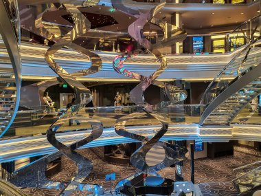 MSC GRANDIOSA, MALTESE PAVILION - 22 Mart 2021: Ünlü marka mağazaları ve lüks eğlence mekanları olan MSC Grandiosa yolcu gemisinin içinde.