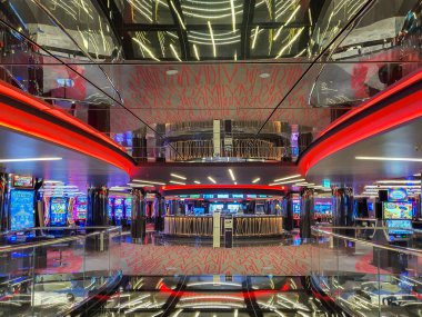 MSC GRANDIOSA, MALTESE PAVILION - 22 Mart 2021: Ünlü marka mağazaları ve lüks eğlence mekanları olan MSC Grandiosa yolcu gemisinin içinde.