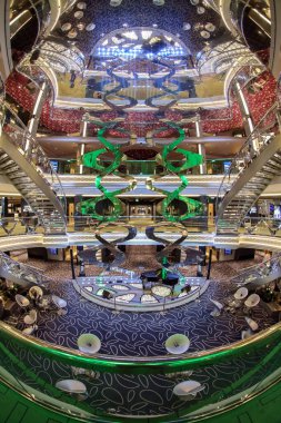 MSC GRANDIOSA, MALTESE PAVILION - 23 Mart 2021: MSC Grandiosa yolcu gemisinin içinde, ünlü markalar ve lüks eğlence alanları.