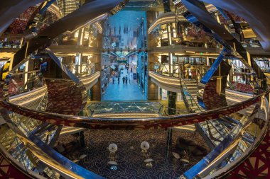 MSC GRANDIOSA, MALTESE PAVILION - 23 Mart 2021: MSC Grandiosa yolcu gemisinin içinde, ünlü markalar ve lüks eğlence alanları.