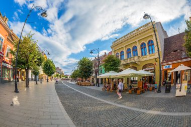 SIBIU, TRANSYLVANIA, ROMANIA - 8 Temmuz 2020: Şehrin tarihi merkezinde, Nicolae Balcescu caddesinde bulunan küçük dükkanlar ve teraslar.