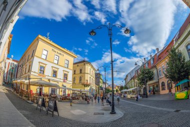 SIBIU, TRANSYLVANIA, ROMANIA - 8 Temmuz 2020: Şehrin tarihi merkezinde, Nicolae Balcescu caddesinde bulunan küçük dükkanlar ve teraslar.