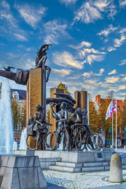 BUGES, BELGIUM - 13 Ekim 2015: Ressam çift Stefaan De Puydt ve Livia Canestraro 'nun eserleri Bruges tarihinin bazı bölümlerini temsil etmektedir..