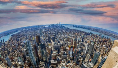 New York, ABD - 7 Mart 2020: Şehir merkezi ve Manhattan 'ın aşağısındaki Empire State binasından öğleden sonra ışığı altında.
