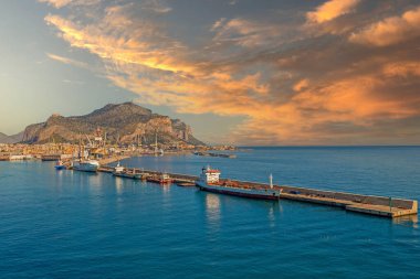 PALERMO, SICILY, ITALY - 26 Mart 2021: İtalyan kıyılarında tekneleri olan Palermo Limanı.