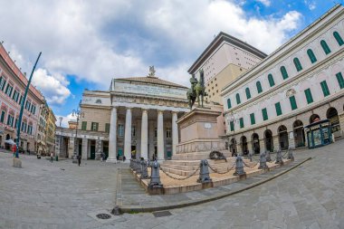 GENOA, İtalya - 20 Mart 2021: Piazza Ferrari yakınlarındaki Largo Sandro Pertini 'deki Garibaldi Anıtı. Arka planda Galleria Giuseppe Siri, Accademia Ligustica di Belle Arte, Carlo Felice Tiyatrosu.
