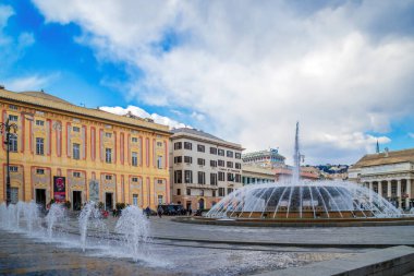 GENOA, ITALY - 20 Mart 2021: Piazza Raffaele de Ferrari, Cenova 'nın ana meydanı, çeşme ve su oyunlarıyla ünlüdür. Arka planda San Lorenzo al Ducale.