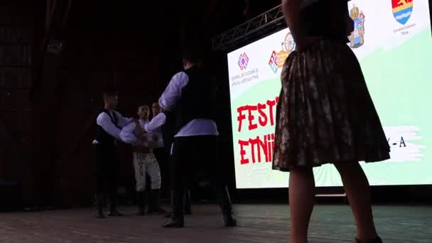 2021年6月6日 身着传统服装的斯洛伐克青年舞蹈家在市政厅组织的 少数民族节 期间表演民间舞蹈 — 图库视频影像