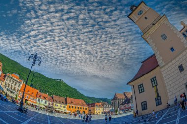 BRASOV, ROMANIA - 11 Temmuz 2020: Şehrin tarihi merkezinde bulunan Konsey Meydanı, 1364 tarihli belgesel sertifikası. 18.-19. yüzyıl evleri ve tarihi eserlerle çevrili..