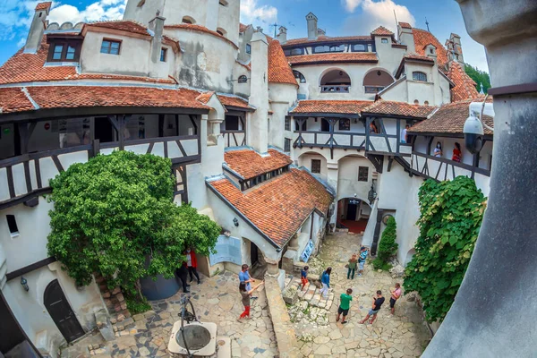 Bran Transylvania ルーマニア 2020年7月22日 ルーマニア国外で伝説的なドラキュラ城として知られる13世紀に建てられたブラン城の中庭の眺め ルーマニアの後の住居のマリー女王 — ストック写真