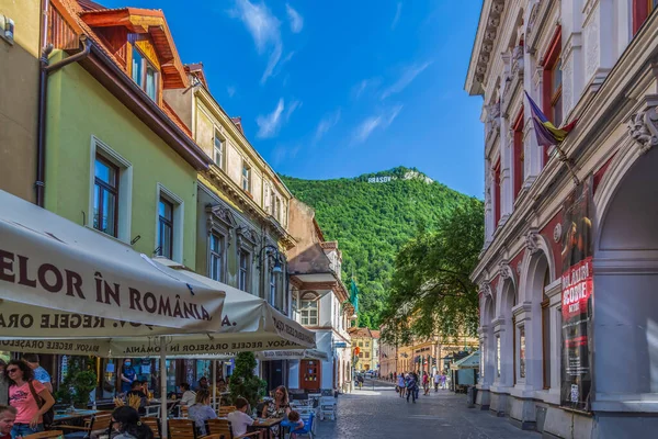 Brasov Transylvania ルーマニア7月12 2020 絵のように美しい通りに位置する小さなお店やテラス 市内の歴史的中心部に — ストック写真