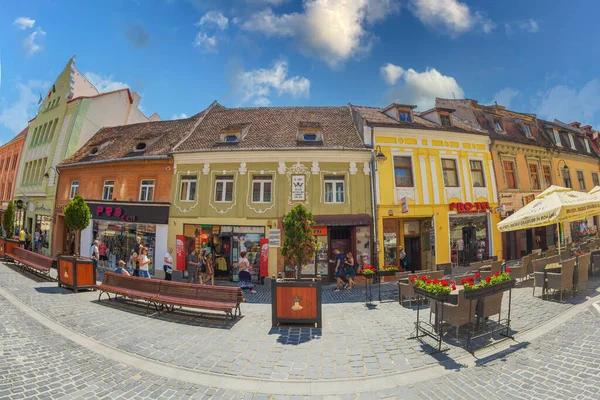 Brasov Transylvania Romania Julio 2020 Pequeñas Tiendas Terrazas Situadas Pintoresca — Foto de Stock