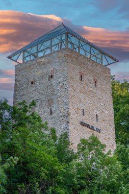 1494 yılında Romanya 'nın Transilvanya kentinin Brasov kentindeki Blacksmith kalesinin yakınındaki Straja Hill' de bir kayanın üzerine inşa edilen Kara Kule. 11 metre yüksekliğinde, 50 mpp 'lik bir alan ve tabanda 2 metre kalınlığında duvarları var..