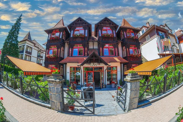 Sovata Transylvania ルーマニア 2020年7月10日 ルーマニアのムーレス郡トランシルヴァニアの伝統的な建築を持つ美しい家 建築様式におけるハンガリーの影響 — ストック写真