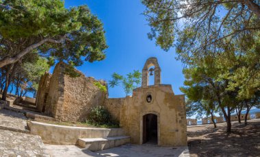 Yunanistan 'ın Girit Adası' ndaki Paleokastro tepesinde, Rethymno şehrinin kalesi Venedik Fortezza Şatosu 'nun içinde yer alan Agios Theodoros Triçin Şapeli..