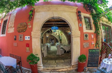 RETHYMNO, CREte Adası, GREECE - 20 Haziran 2021: Şehrin tarihi merkezinde yer alan İtalyan spesifik İtalyan restoranı.