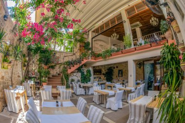 RETHYMNO, CREte Adası, GREECE - 20 Haziran 2021: Şehrin tarihi merkezinde yer alan zarif bir Yunan restoranının içi.