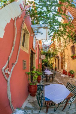 RETHYMNO, CRETE Adaları, GREECE - 19 Haziran 2021: Şehrin tarihi merkezinde yer alan küçük ve resimli sokak terasları.