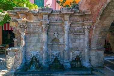Rimondi Venedik çeşmesi, Rethymno, Girit, Yunanistan. 1626 yılında şehrin rektörü A. Rimondi tarafından inşa edildi. Plateia Petichaki 'de. Latince yazı. Liondaria (Aslanlar) olarak bilinir.).