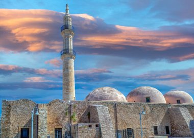 Yunanistan 'ın Girit kentindeki Neratze Camii. 1657 tarihli, Gazi Hüseyin Camii olarak bilinen Mikrasiaton Meydanı 'nda. Eski Venedik kilisesi Santa Maria 'da inşa edilmiş, şimdi müzik okulu olarak kullanılıyor..