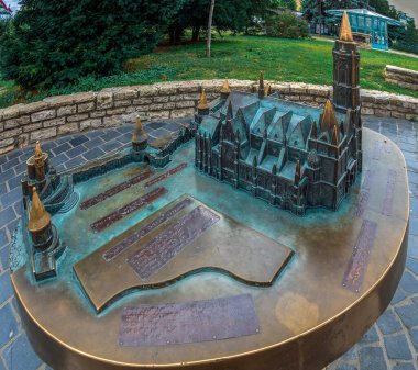 BUDAPEST, HUNGARY - 23 Ağustos 2021: Matthias Church modeli ve balıkçı kalesi, kör insanlar için.