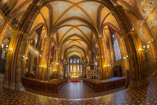 Budapest Hungary 8月23 2021 マティアス教会の内部 フィッシャーマンベースとブダ城の近く ここで結婚したマシュー コービン王にちなんで名付けられた14世紀の教会 — ストック写真