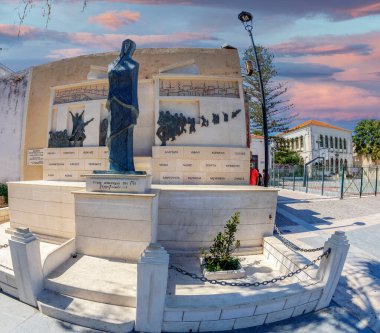 RETHYMNO, CRETE - GREECE, 20 Haziran 2021: Mikrasiaton Meydanı 'ndaki Asya Küçük Felaket Anıtı. Trajik olaylar, Yunanistan 'ın Asya' daki varlığının sona erdiği anlamına geliyordu. Küçük modern Türk batı kıyıları..