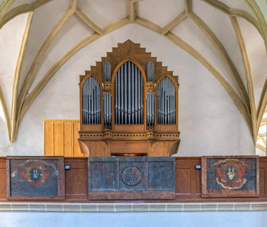 SIGHISOARA, ROMANIA-SEPTEMBER 3. 2021: Tepedeki kilisede eski bir organ, 1345-1525 yılları arasında inşa edilmiş bir evanjelik kilise.