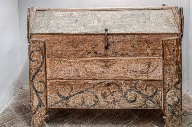 SIGHISOARA, ROMANIA-SEPTEMBER 3. 2021: Tepedeki kilisede eski bir yiyecek kutusu, 1345-1525 yılları arasında inşa edilen evanjelik kilise.