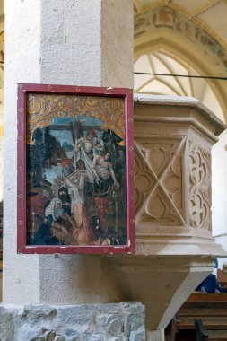 SIGHISOARA, ROMANIA-SEPTEMBER 3, 2021: Tepedeki kilisede eski bir ikon, 1345-1525 yılları arasında inşa edilmiş bir evanjelik kilise..