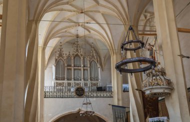 MOSNA, ROMANIA - SEPT. 4, 2021: 1480-1486 yılları arasında güçlendirilmiş evanjelik kilisenin iç mimarisi. Çan 1515 yılında yapılmış, çoklu sunak ise 1521 yılında Vincentius tarafından yapılmıştır..