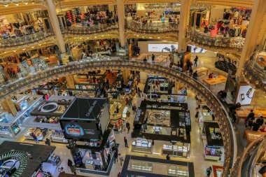 PARIS, FRANCE - 11 Ekim 2015: Paris 'teki ünlü alışveriş merkezi Galeries Lafayette' te.