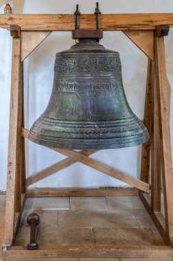 SIGHISOARA, ROMANIA-SEPTEMBER 3, 2021: Tepedeki kilisede eski bir çan, 1345-1525 yılları arasında inşa edilmiş bir evanjelik kilise..