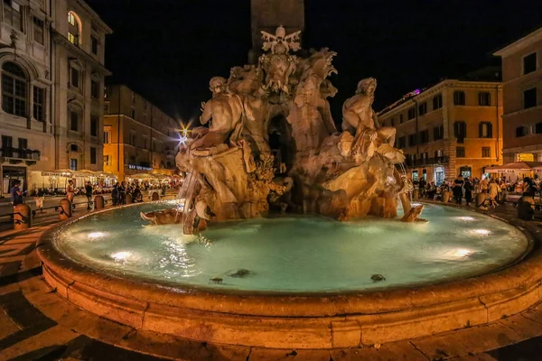 Rome, İtalya - 2 Haziran 2017: Piazza Navona, dört Irmak ve Mısır obelisk Çeşmesi. Gece çekimi.