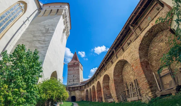 家電製品の壁と要塞化された福音教会の中庭は ルーマニアのトランシルヴァニアのモスナに1490 1520年に建てられました 永正17年 1515年 大永元年 1521年 — ストック写真