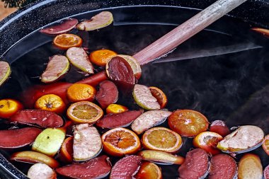 Meyve 1 ile kırmızı şarap mulled