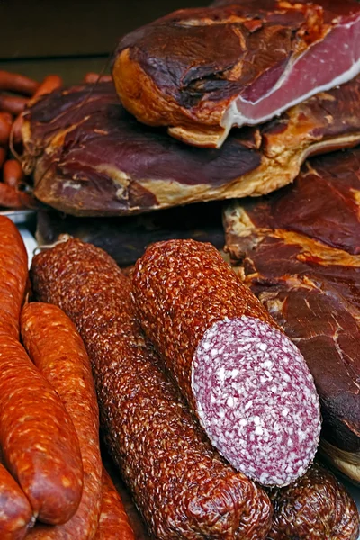 Saucisses, jambon et salami coupés — Photo