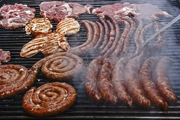 Et ve sosis ızgara 1 yerleştirilir — Stok fotoğraf