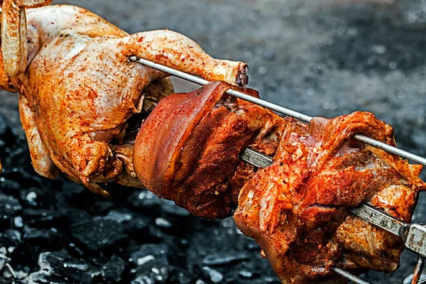 Carne de frango e carne de porco disponibilizada para rotisserie — Fotografia de Stock